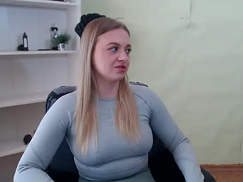 Snapshot of CrazyGloria chatting on 03.05.25 CrazyGloria online show from 03.05.25
