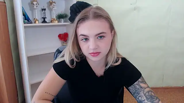 Snapshot of CrazyGloria chatting on 09.19.25 CrazyGloria online show from 09.19.25