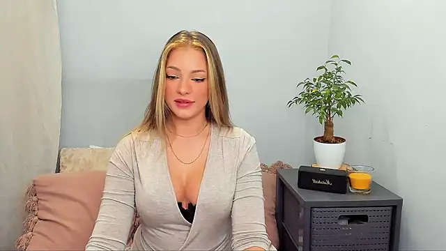 Snapshot of LilyBlondee chatting on 10.27.25 LilyBlondee online show from 10.27.25