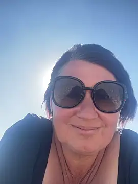 Snapshot of XLindaMilfX chatting on 09.13.25 XLindaMilfX online show from 09.13.25