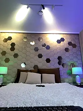 Snapshot of XLindaMilfX chatting on 10.19.25 XLindaMilfX online show from 10.19.25