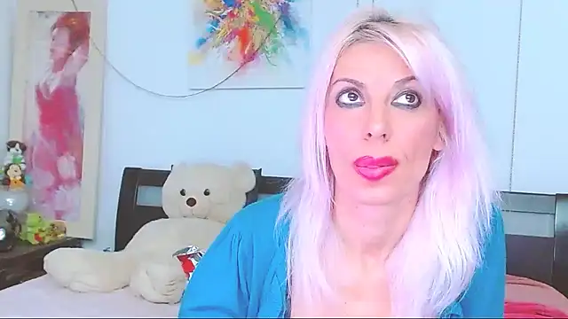 HoneyLara online show from 10.28.25