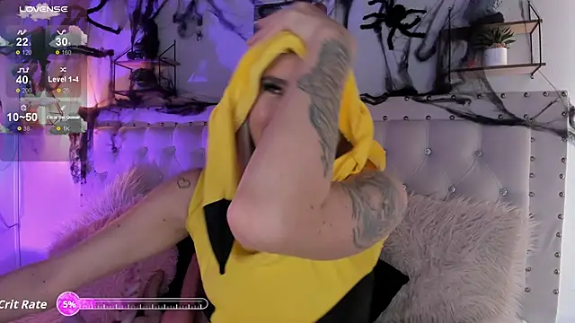 Snapshot of Atenea_Klett_ chatting on 10.29.25 Atenea Klett online show from 10.29.25