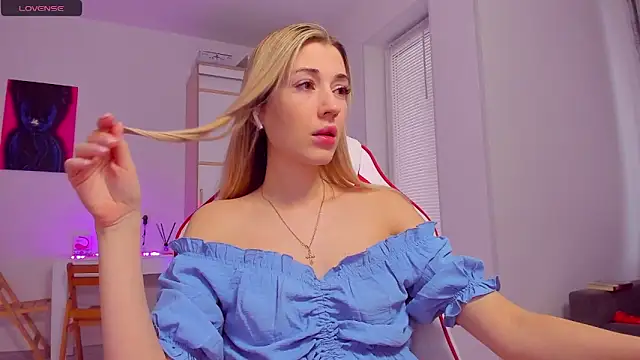 Snapshot of HotCarolineXO chatting on 02.03.25 HotCarolineXO online show from 02.03.25