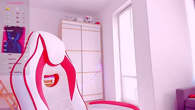 Snapshot of HotCarolineXO chatting on 03.10.25 HotCarolineXO online show from 03.10.25