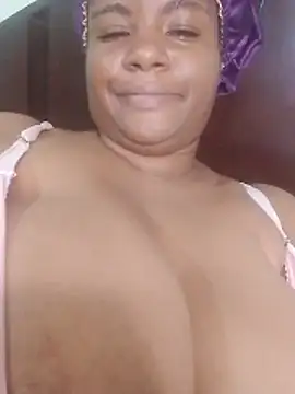 Snapshot of bigtitssxx chatting on 05.17.26 bigtitssxx online show from 05.17.26