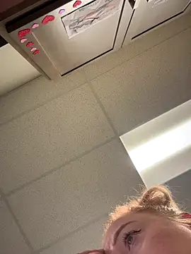 Snapshot of cinnatitties chatting on 10.02.25 cinnatitties online show from 10.02.25