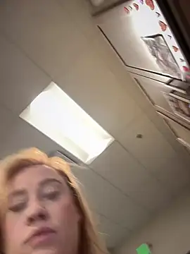 Snapshot of cinnatitties chatting on 10.07.25 cinnatitties online show from 10.07.25