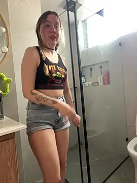 Snapshot of Darling_XXX chatting on 12.18.24 Darling XXX online show from 12.18.24