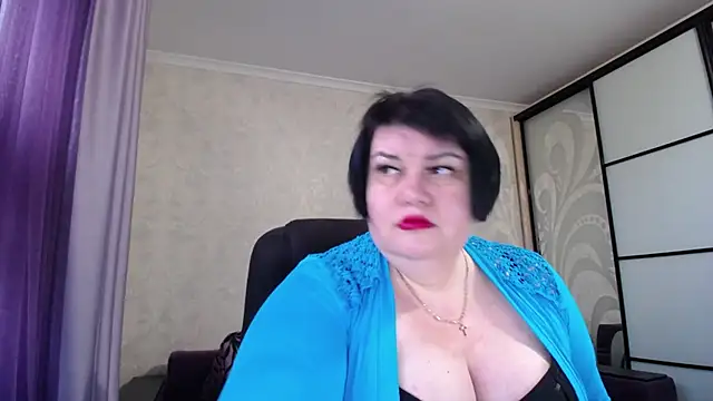 Snapshot of JuicyLady_Di chatting on 10.23.25 JuicyLady Di online show from 10.23.25