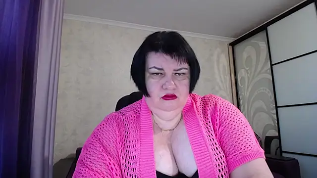 Snapshot of JuicyLady_Di chatting on 10.24.25 JuicyLady Di online show from 10.24.25