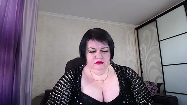 Snapshot of JuicyLady_Di chatting on 10.26.25 JuicyLady Di online show from 10.26.25