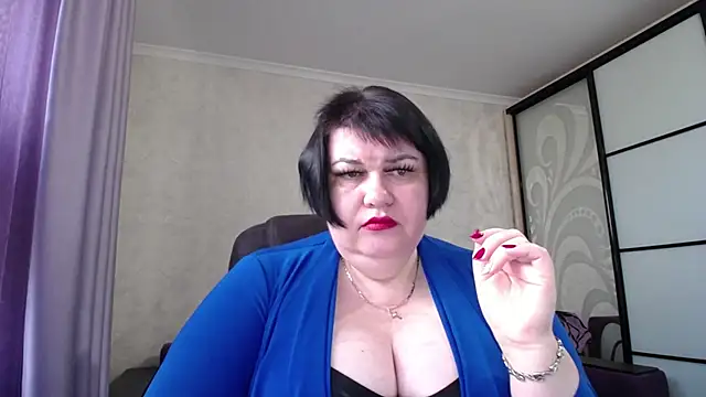 Snapshot of JuicyLady_Di chatting on 11.01.25 JuicyLady Di online show from 11.01.25