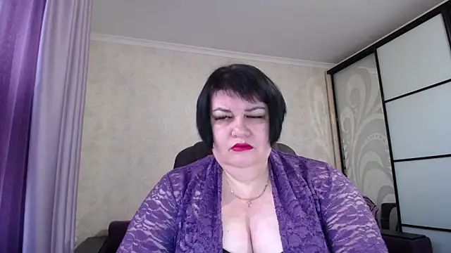 Snapshot of JuicyLady_Di chatting on 11.02.25 JuicyLady Di online show from 11.02.25