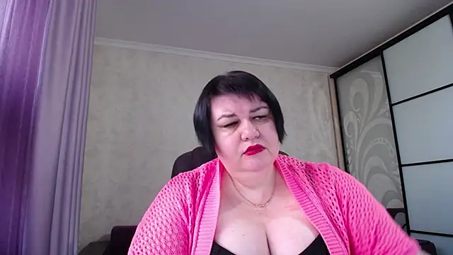 Snapshot of JuicyLady_Di chatting on 11.04.25 JuicyLady Di online show from 11.04.25