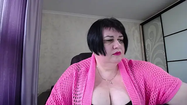 Snapshot of JuicyLady_Di chatting on 11.12.25 JuicyLady Di online show from 11.12.25