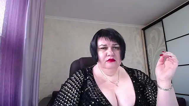 Snapshot of JuicyLady_Di chatting on 11.17.25 JuicyLady Di online show from 11.17.25