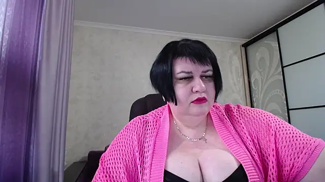 Snapshot of JuicyLady_Di chatting on 11.18.25 JuicyLady Di online show from 11.18.25