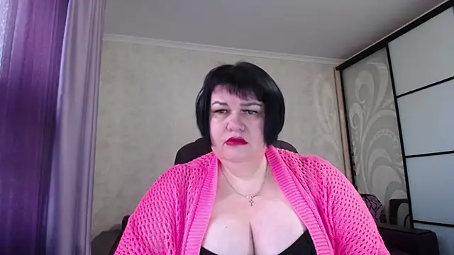 Snapshot of JuicyLady_Di chatting on 11.30.25 JuicyLady Di online show from 11.30.25