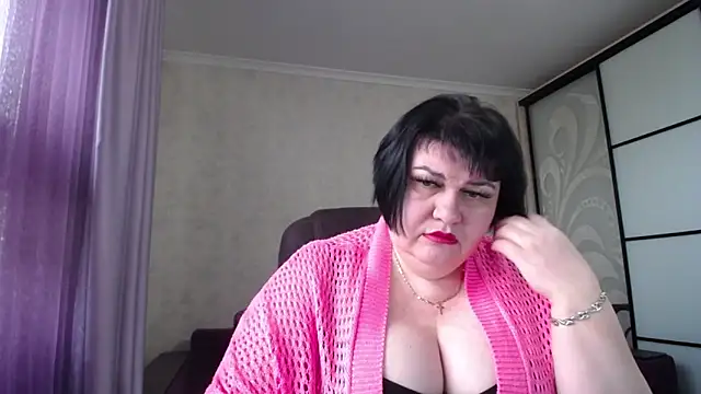 Snapshot of JuicyLady_Di chatting on 12.05.25 JuicyLady Di online show from 12.05.25