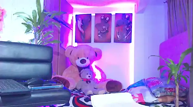 Snapshot of Hotgiirl_1 chatting on 02.13.25 Hotgiirl 1 online show from 02.13.25