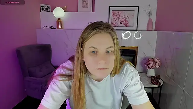 Snapshot of JadeSoft chatting on 02.02.25 JadeSoft online show from 02.02.25