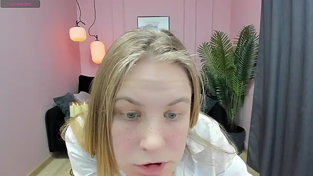 Snapshot of JadeSoft chatting on 02.05.25 JadeSoft online show from 02.05.25