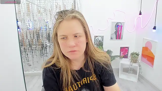 Snapshot of JadeSoft chatting on 02.22.25 JadeSoft online show from 02.22.25