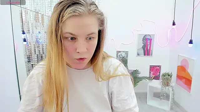 Snapshot of JadeSoft chatting on 03.04.25 JadeSoft online show from 03.04.25