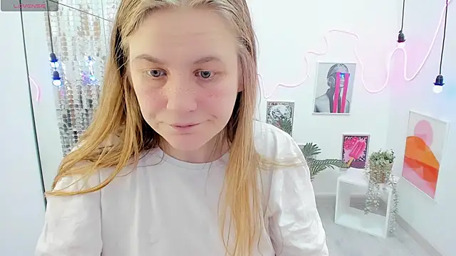 Snapshot of JadeSoft chatting on 03.05.25 JadeSoft online show from 03.05.25