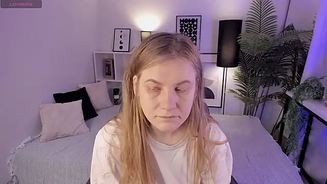 Snapshot of JadeSoft chatting on 03.08.25 JadeSoft online show from 03.08.25