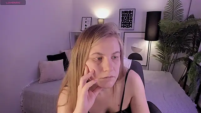 Snapshot of JadeSoft chatting on 03.08.25 JadeSoft online show from 03.08.25