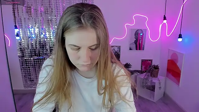 Snapshot of JadeSoft chatting on 03.09.25 JadeSoft online show from 03.09.25