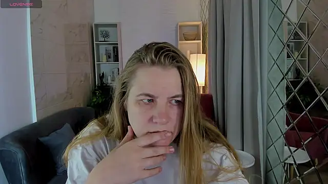 Snapshot of JadeSoft chatting on 10.10.25 JadeSoft online show from 10.10.25