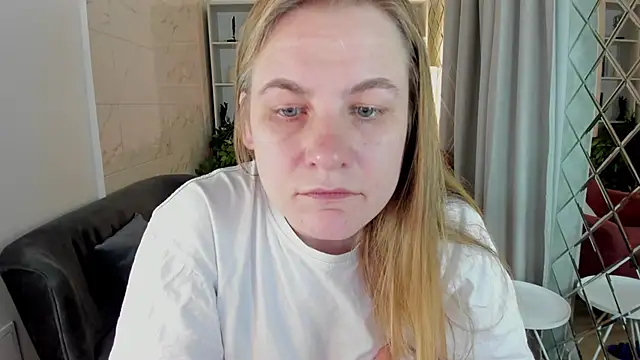 Snapshot of JadeSoft chatting on 10.18.25 JadeSoft online show from 10.18.25