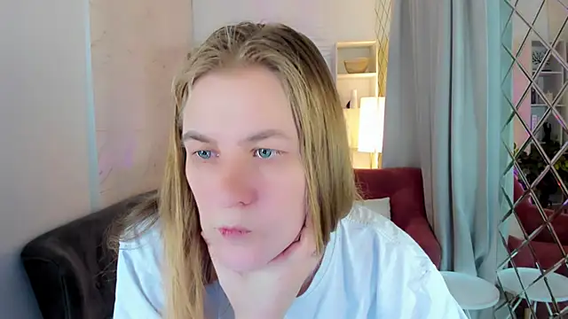 Snapshot of JadeSoft chatting on 11.12.25 JadeSoft online show from 11.12.25