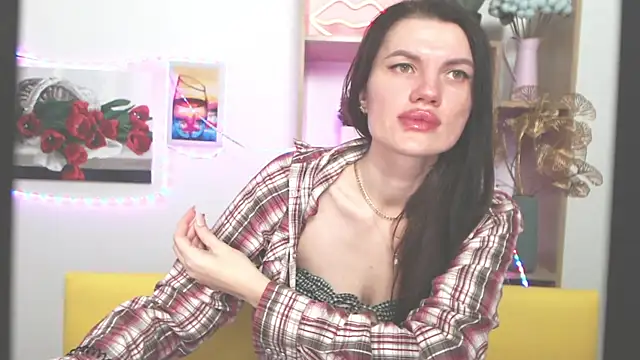 Snapshot of MilaLoona chatting on 01.18.25 MilaLoona online show from 01.18.25