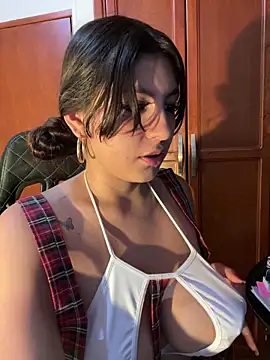 Snapshot of loolla_23 chatting on 02.28.25 loolla 23 online show from 02.28.25