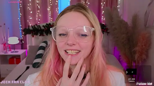 Snapshot of evangel1ne chatting on 01.04.25 evangel1ne online show from 01.04.25