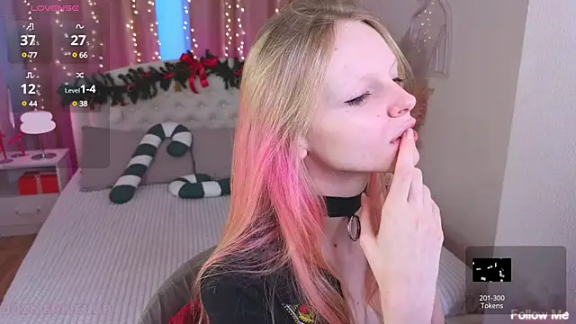 Snapshot of evangel1ne chatting on 01.10.25 evangel1ne online show from 01.10.25