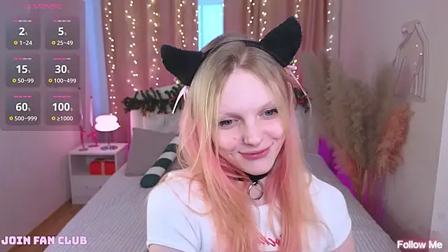 Snapshot of evangel1ne chatting on 01.10.25 evangel1ne online show from 01.10.25