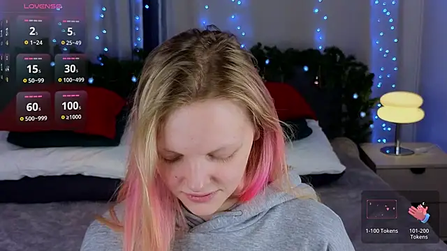 Snapshot of evangel1ne chatting on 01.12.25 evangel1ne online show from 01.12.25