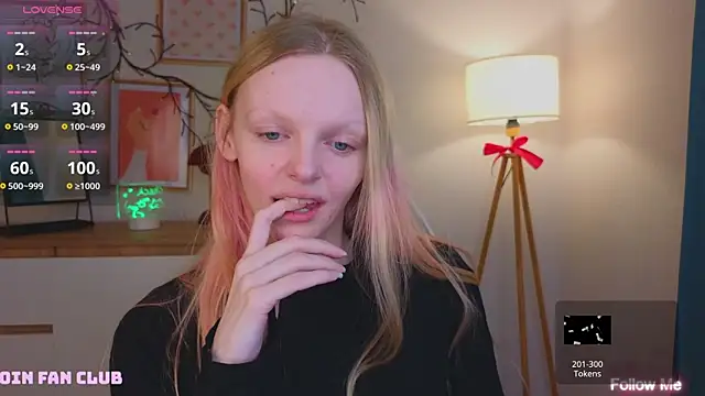 Snapshot of evangel1ne chatting on 02.05.25 evangel1ne online show from 02.05.25