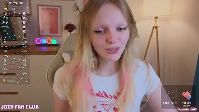 Snapshot of evangel1ne chatting on 09.10.25 evangel1ne online show from 09.10.25