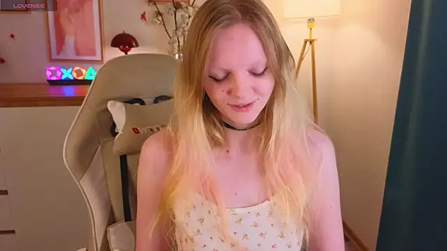 Snapshot of evangel1ne chatting on 11.28.25 evangel1ne online show from 11.28.25