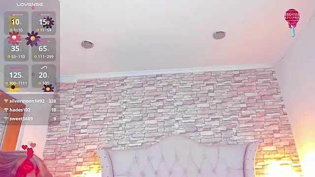 Snapshot of Lucia-sex chatting on 02.14.25 Lucia-sex online show from 02.14.25