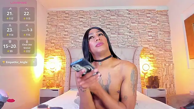 Snapshot of Lucia-sex chatting on 02.25.25 Lucia-sex online show from 02.25.25