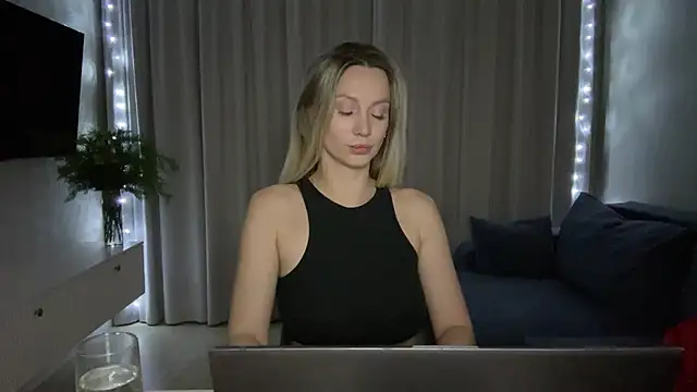 Snapshot of Alice_Wonders chatting on 12.14.24 Alice Wonders online show from 12.14.24