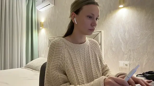 Snapshot of Alice_Wonders chatting on 01.31.25 Alice Wonders online show from 01.31.25