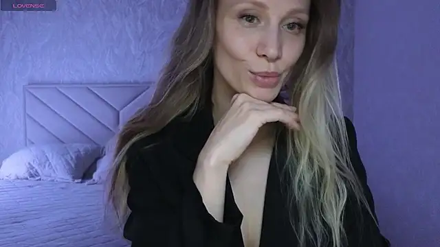 Snapshot of Alice_Wonders chatting on 03.20.25 Alice Wonders online show from 03.20.25